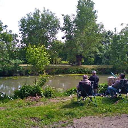 La Ferme Du Marais Poitevin - Roulotte 호텔 Benet 외부 사진