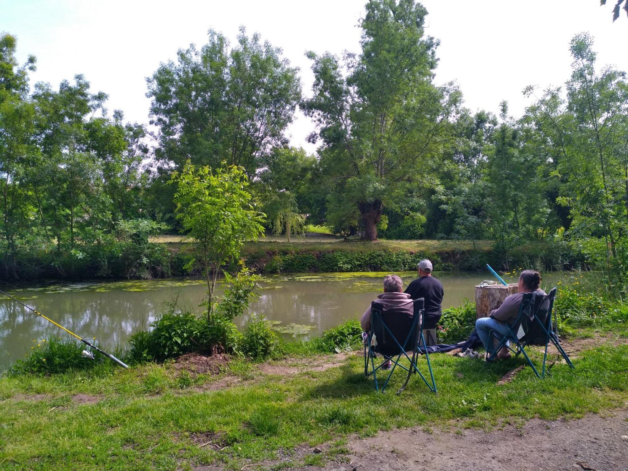 La Ferme Du Marais Poitevin - Roulotte 호텔 Benet 외부 사진