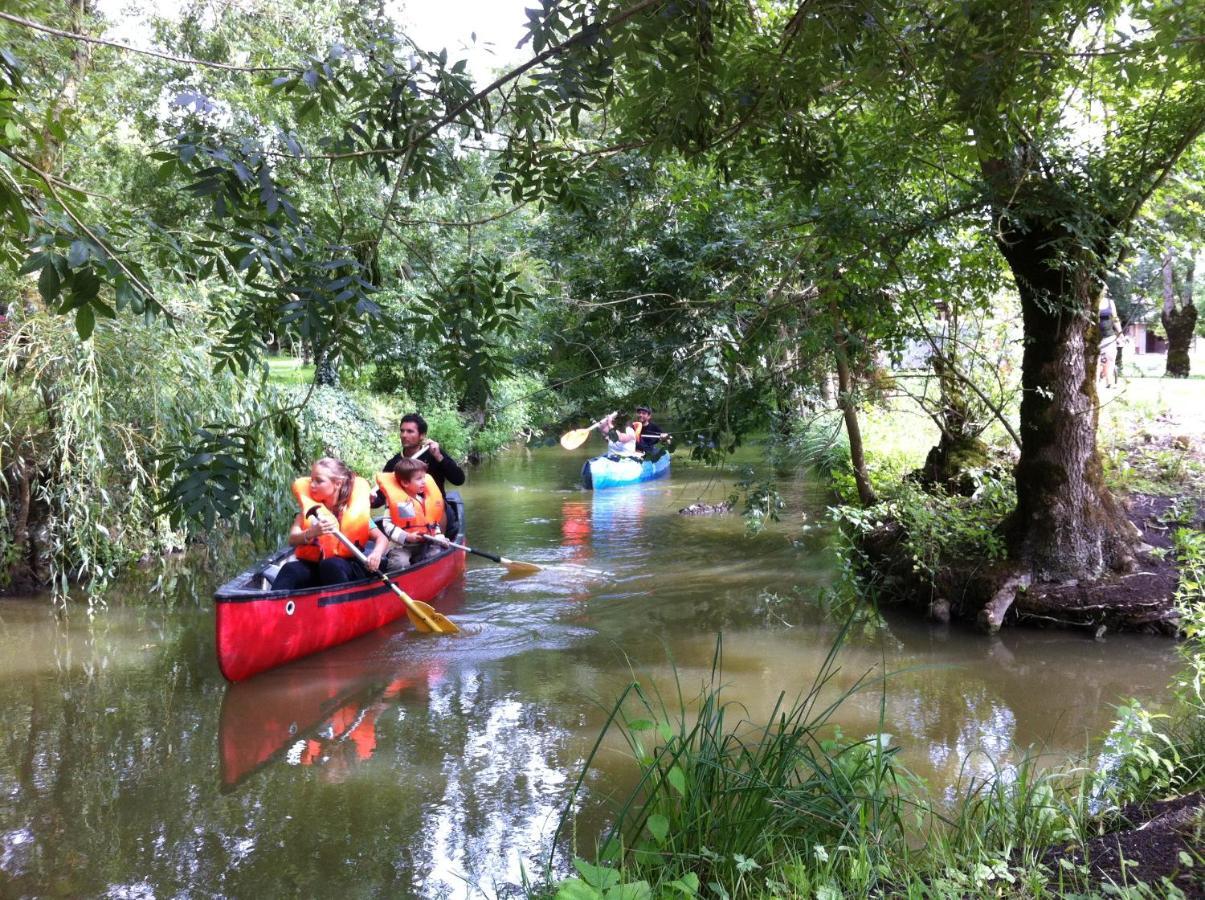 La Ferme Du Marais Poitevin - Roulotte 호텔 Benet 외부 사진