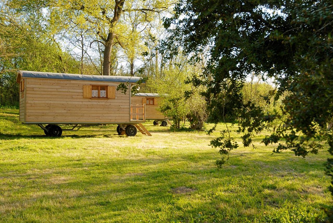 La Ferme Du Marais Poitevin - Roulotte 호텔 Benet 외부 사진