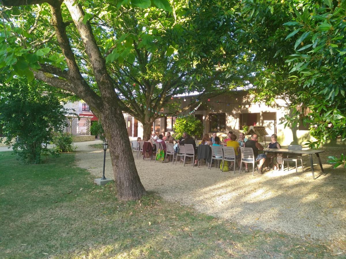 La Ferme Du Marais Poitevin - Roulotte 호텔 Benet 외부 사진